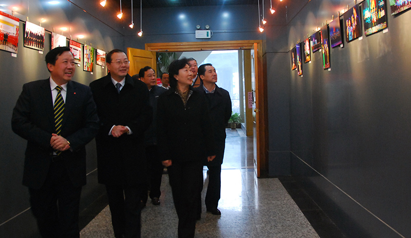 2011年2月，安徽省副省长花建慧（前排右一）莅临我司视察指导